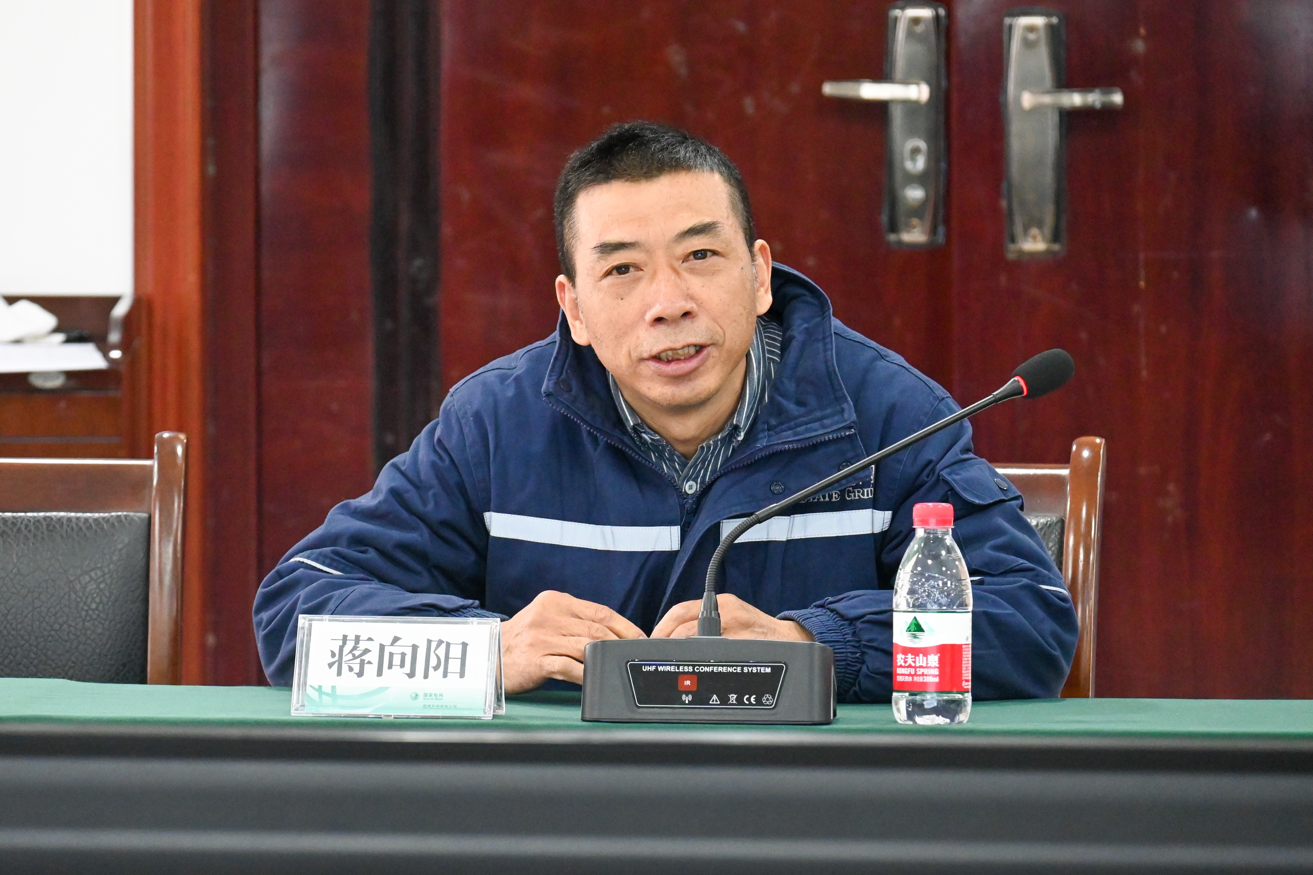 图为国网重庆开州供电公司员工正在现场“赛马”。 李添鑫 摄 (2).jpg