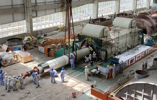 【项目建设】公司三期扩建工程#5汽轮发电机转子顺利完成穿装工作_副本.jpg