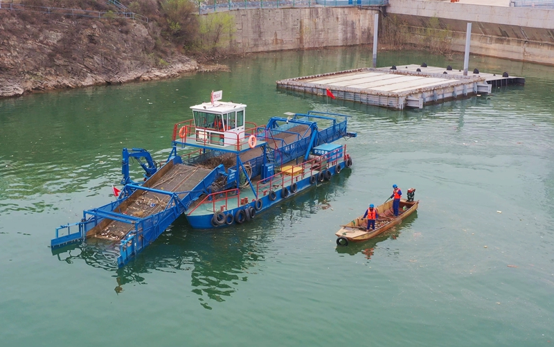 人工打捞船与机械清淤打捞船在刘家峡大坝前进行打捞作业_800.jpg