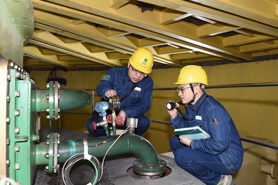 图为刘家峡水电厂运行人员对4号机组进行停机巡查_550.jpg