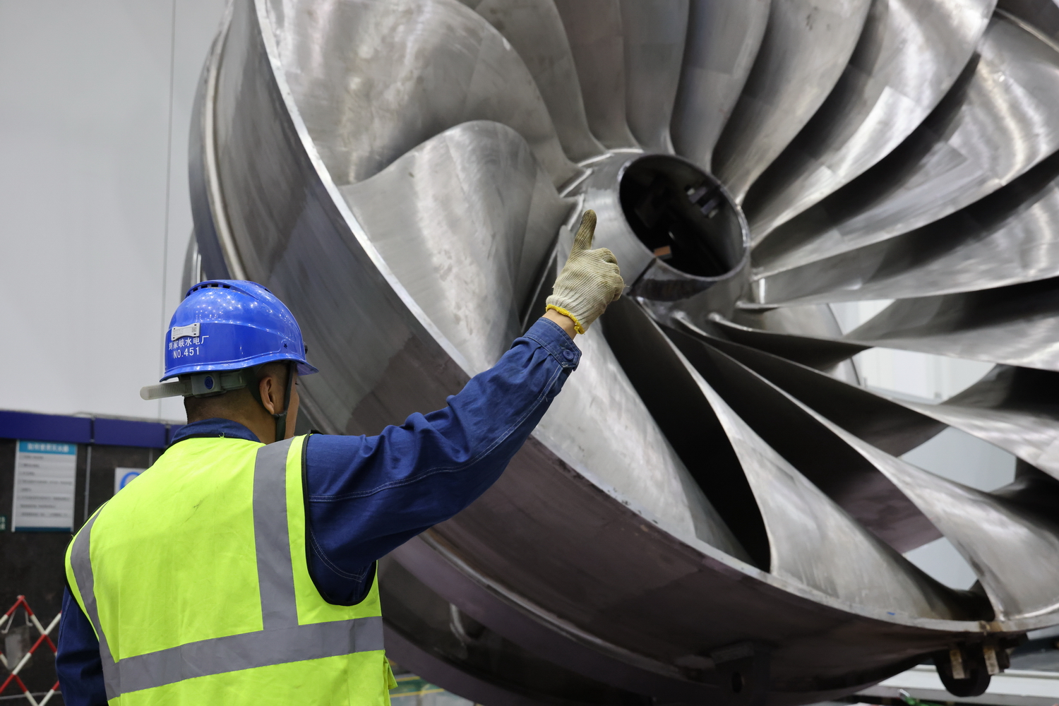 刘家峡水电厂：102.5吨水轮机转轮完成空<span class=