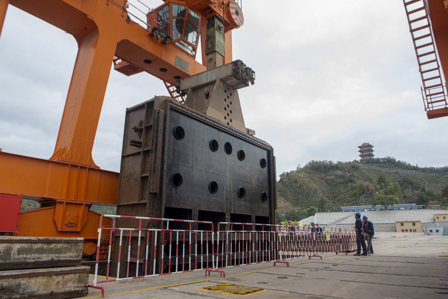 刘家峡水电厂:完成1号机组闸门落门 为整机改造筑牢安全基石.jpg 刘家峡水电厂:完成1号机组闸门落门 为整机改造筑牢安全基石.jpg