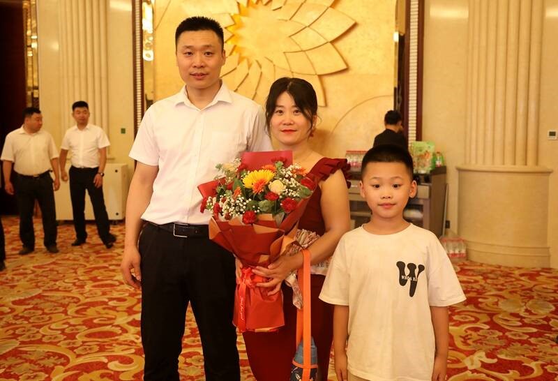 探亲职工家庭”全家福“留念.jpg