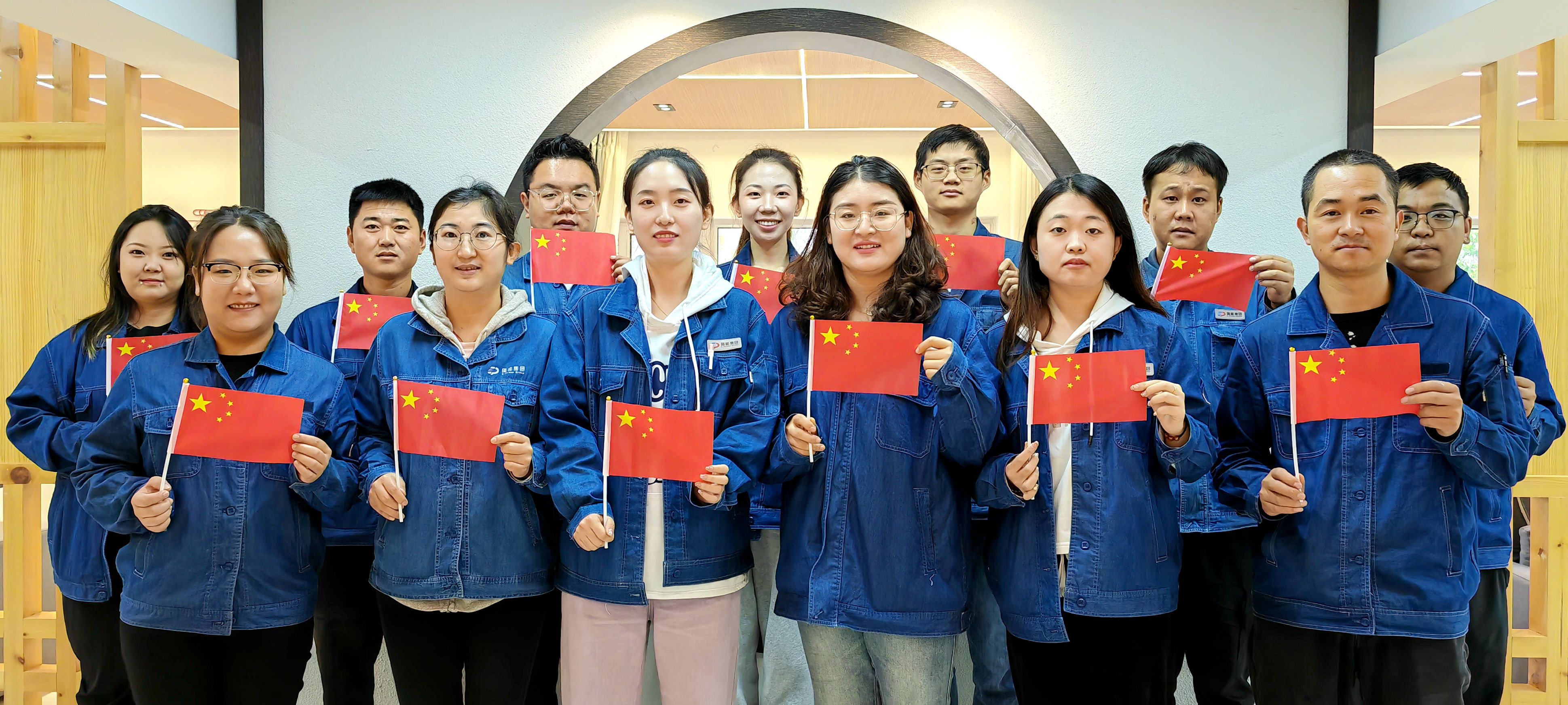 兰州倚能电力集团公司我与国旗合影激发员工爱国热情