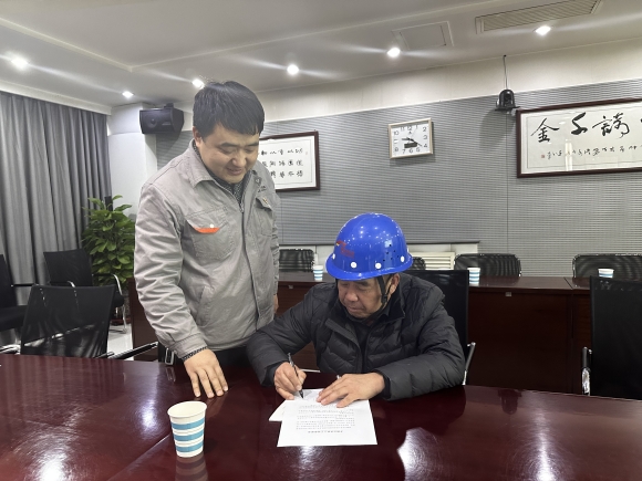 3--清水川能源公司召开根治欠薪冬季专项行动专题会_副本.jpg