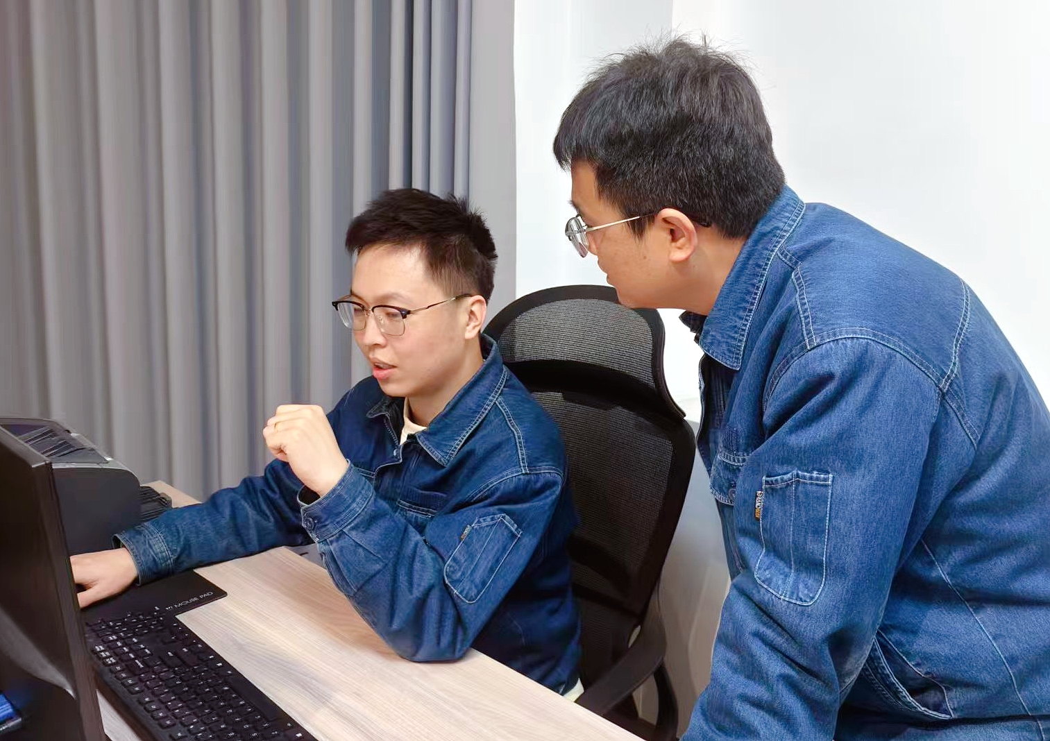 国网兰州供电公司西固供电分公司员工使用供电可靠性“先算后停”微应用预测停电时户数。贾瑛摄 (1).jpg