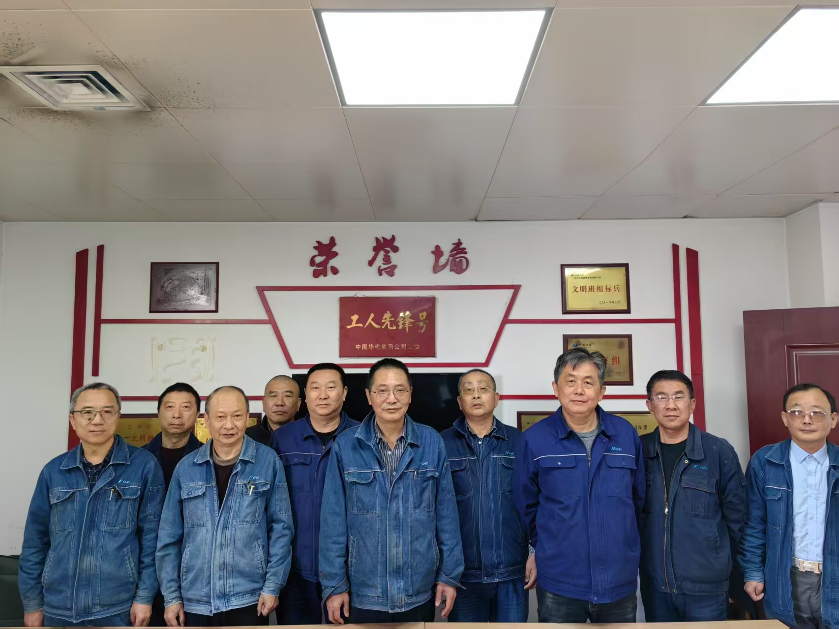 扬电公司检修部电气分部电机班全家福.jpg