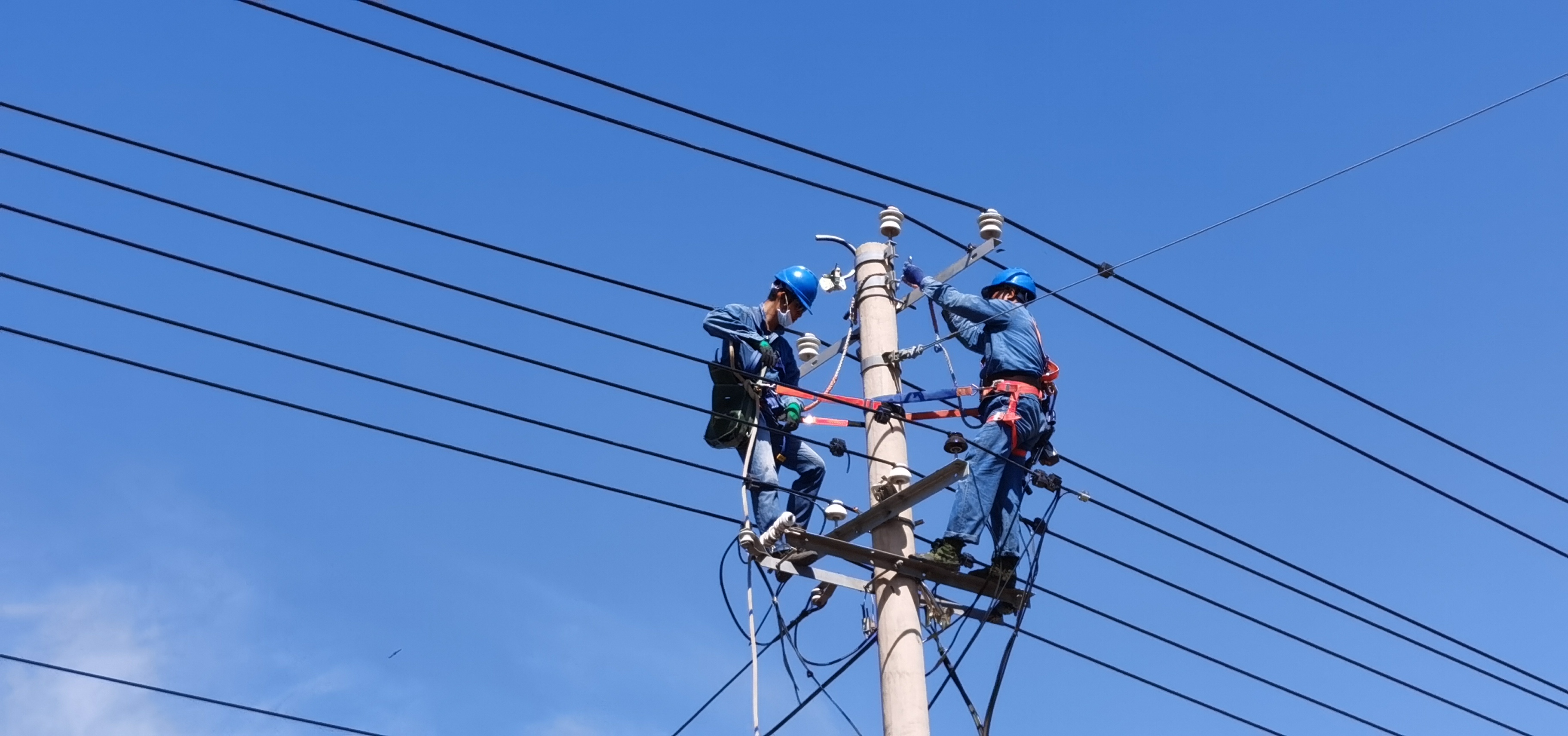 宁夏固原三营供电公司兵团作业检修线路助力彭堡乡村振兴