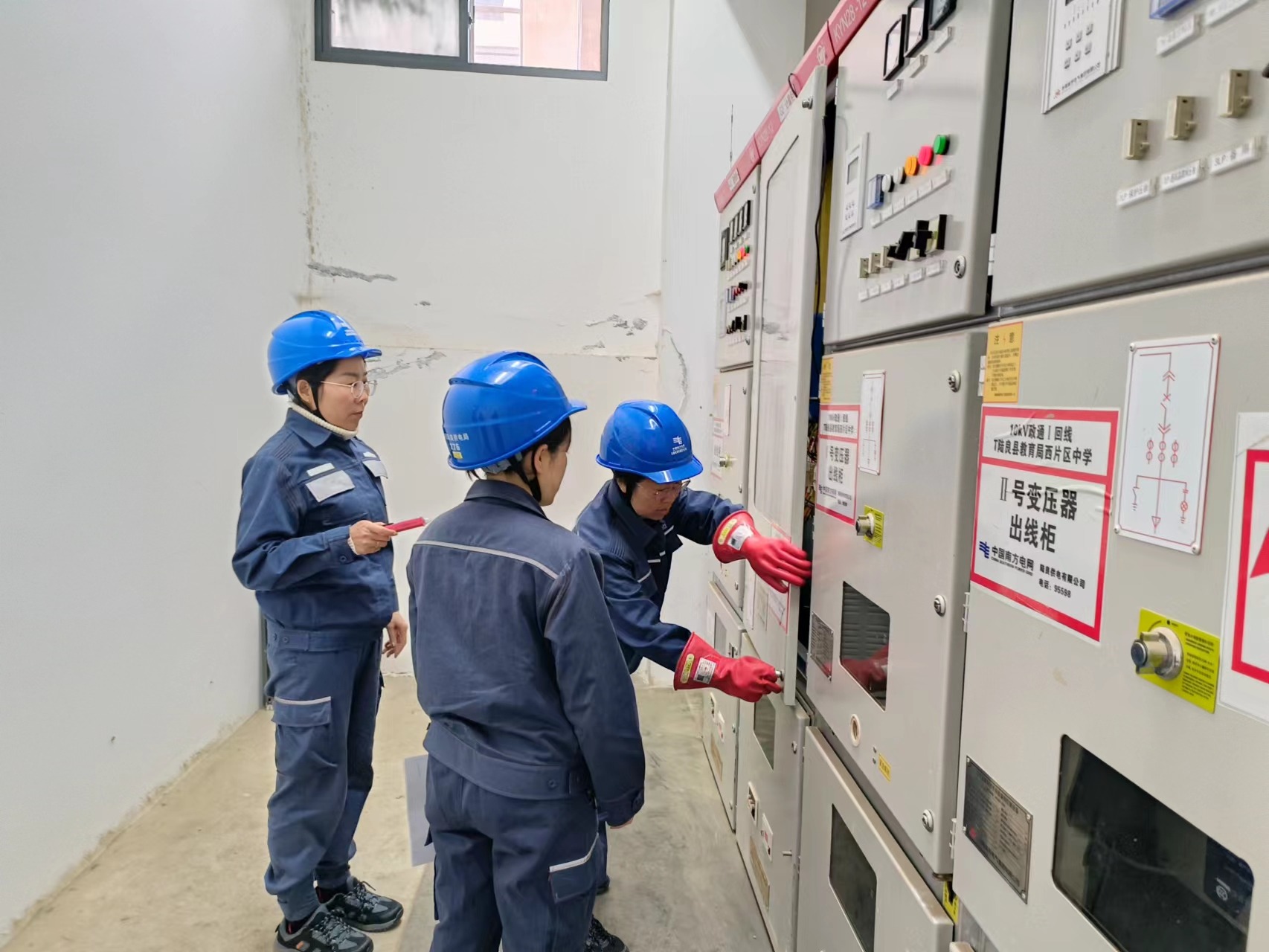 3、工作人员对考点学校配电室进行用电检查.jpg