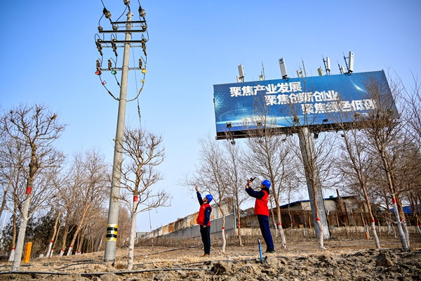 2月29日，国网巴州供电公司前往国家级库尔勒经济技术开发区检查用电线路，助力园区企业复工复<span class=