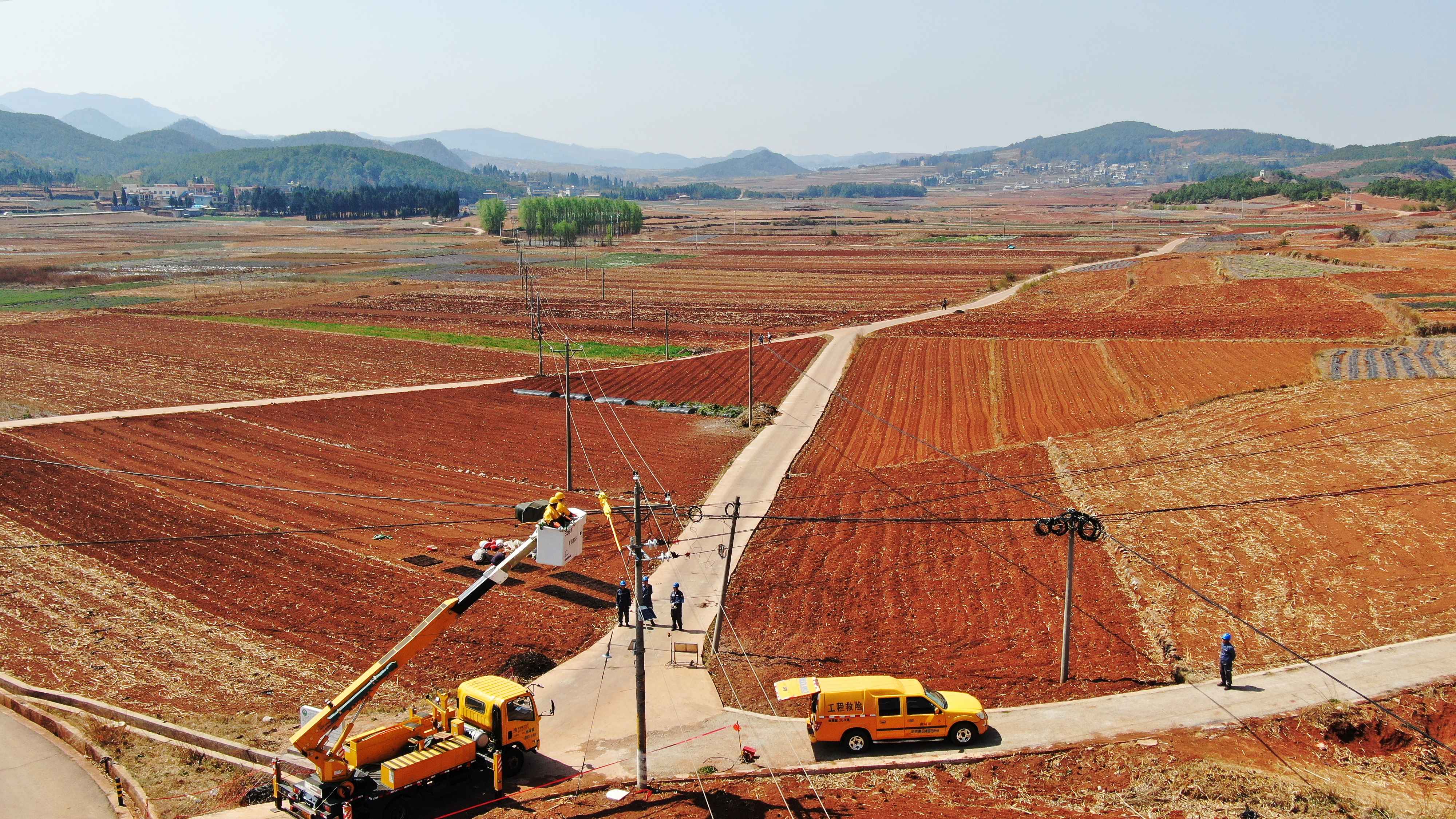 高标准农田应急抽水灌溉项目带电搭火 方宇摄 (2).jpg