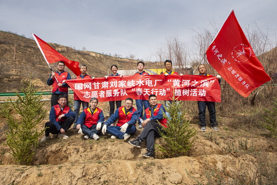 刘家峡水电厂：常态植树护绿 守护黄河安澜 (1).jpg