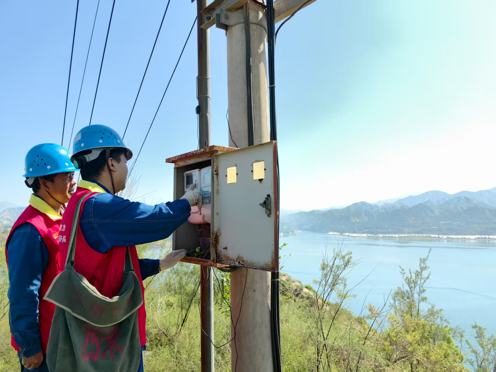 国网永靖县供电公司三塬供电所台区经理张学彦和赵<span class=