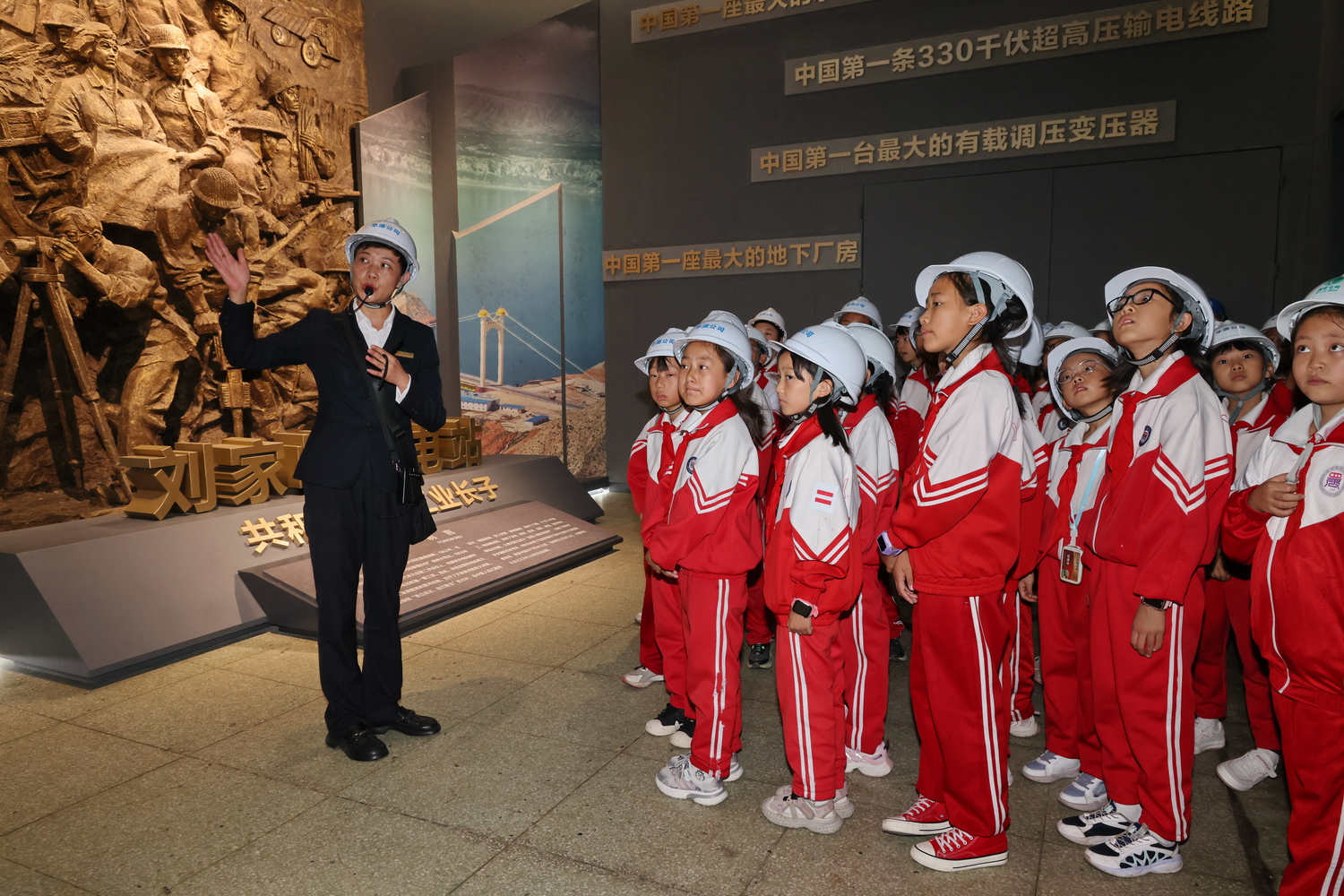 刘家峡水电厂：开学“第一课” 点燃青少年科技报国梦 (1).JPG