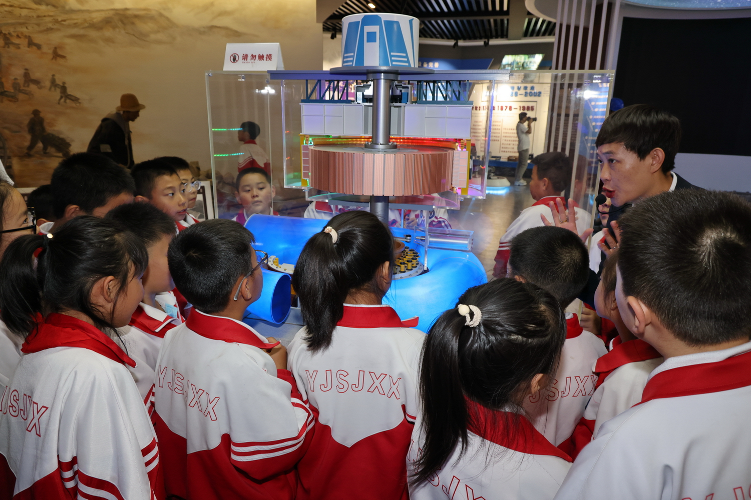 刘家峡水电厂：开学“第一课” 点燃青少年科技报国梦 (2).JPG