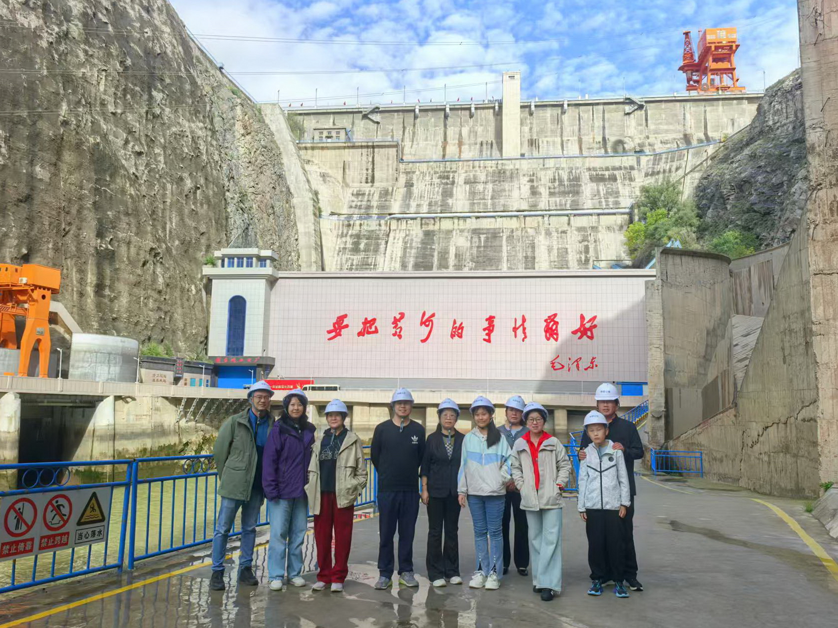 打卡“水电摇篮”刘家峡水电厂国庆红色游掀热潮 (1).jpg