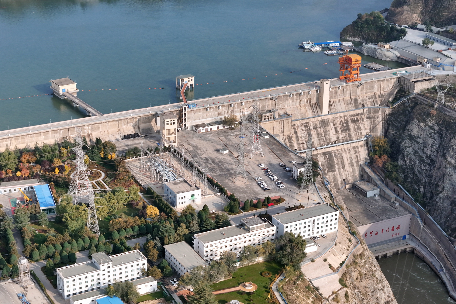 刘家峡水电厂调增输水量保障黄河流域秋浇冬灌有序推进 (1).JPG