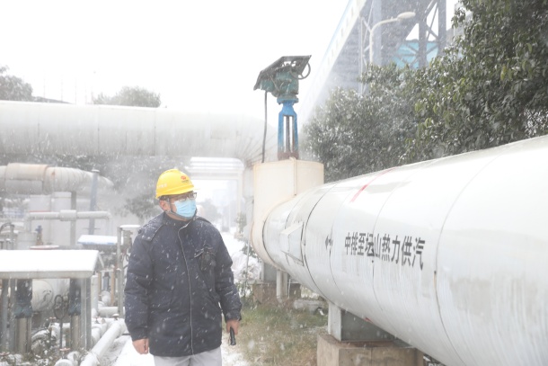 图为河南荥阳公司运行人员在检查坛山供热管道.JPG