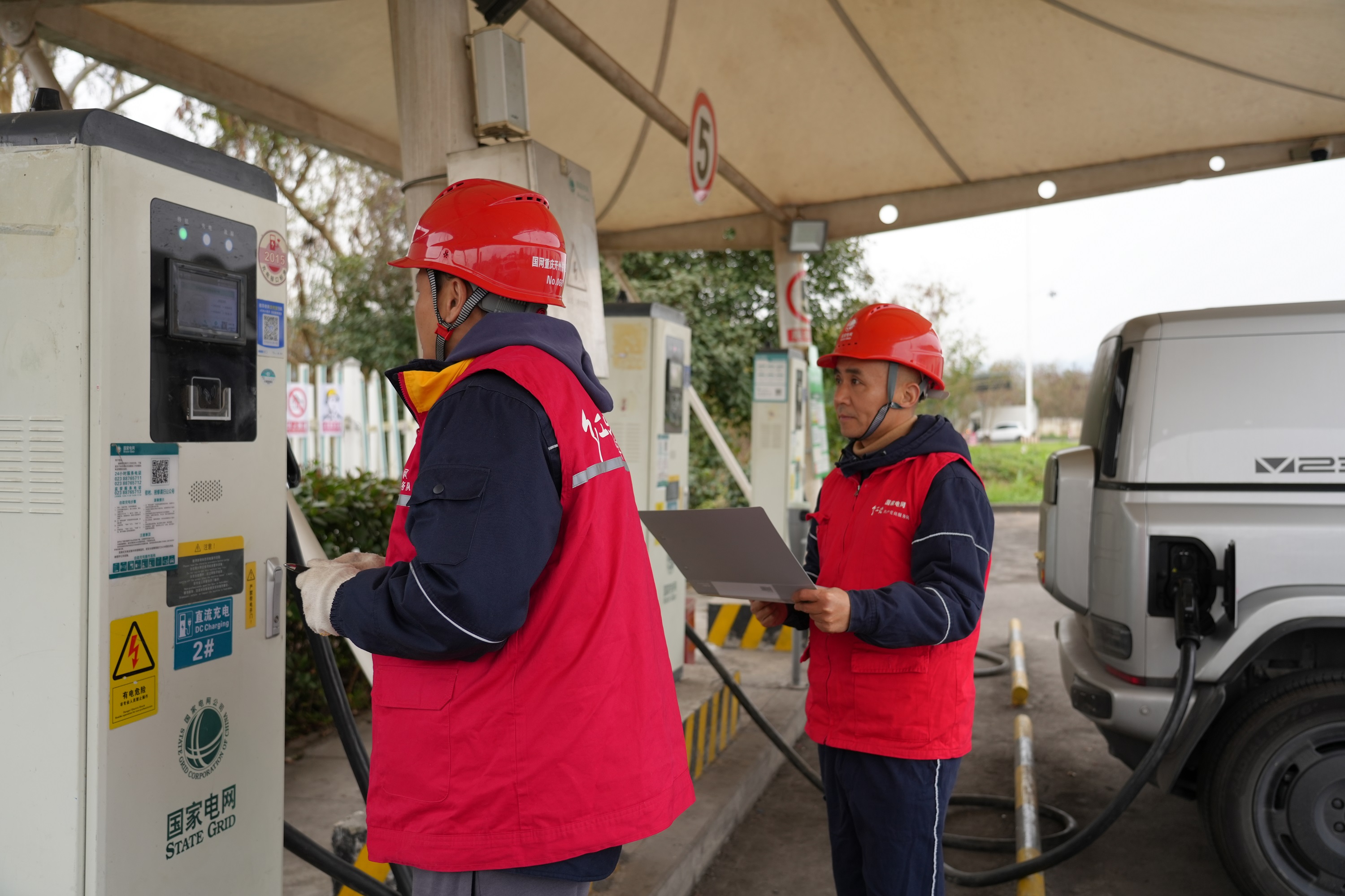 国网开州供电公司员工在开州服务区巡检充电桩.JPG 国网开州供电公司员工在开州服务区巡检充电桩.JPG