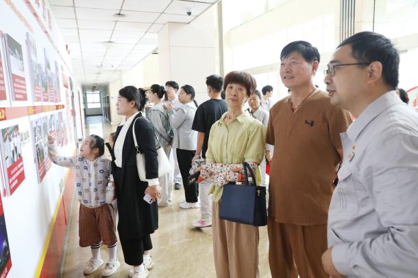 图为沉浸式参观文化墙.jpg