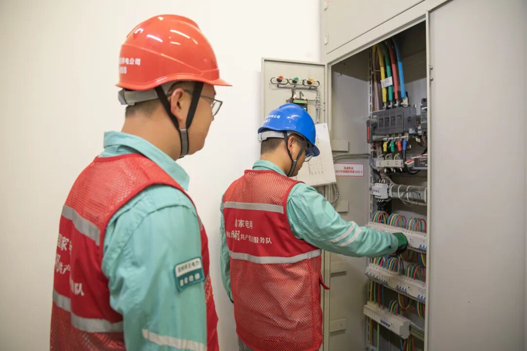 雄安公司:员工主动上门维修(孙梅丹 摄).jpg