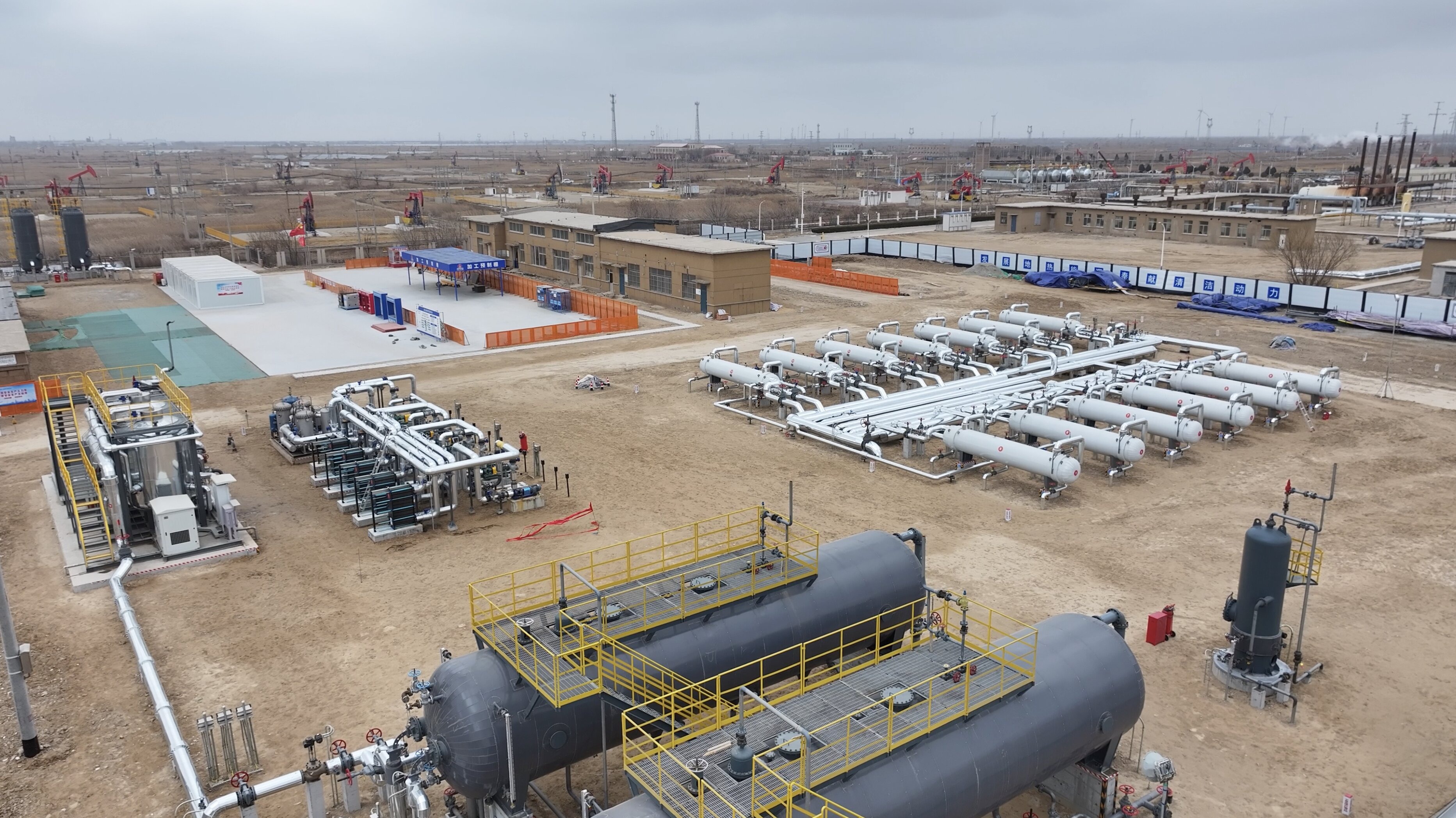 胜利油田创新采用“气井高温余热+油井中温余热”双热源梯级换热技术,集中提取油气井余热,实现清洁热能高效利用。图为东一联区域供热中心站.jpg 胜利油田创新采用“气井高温余热+油井中温余热”双热源梯级换热技术,集中提取油气井余热,实现清洁热能高效利用。图为东一联区域供热中心站.jpg