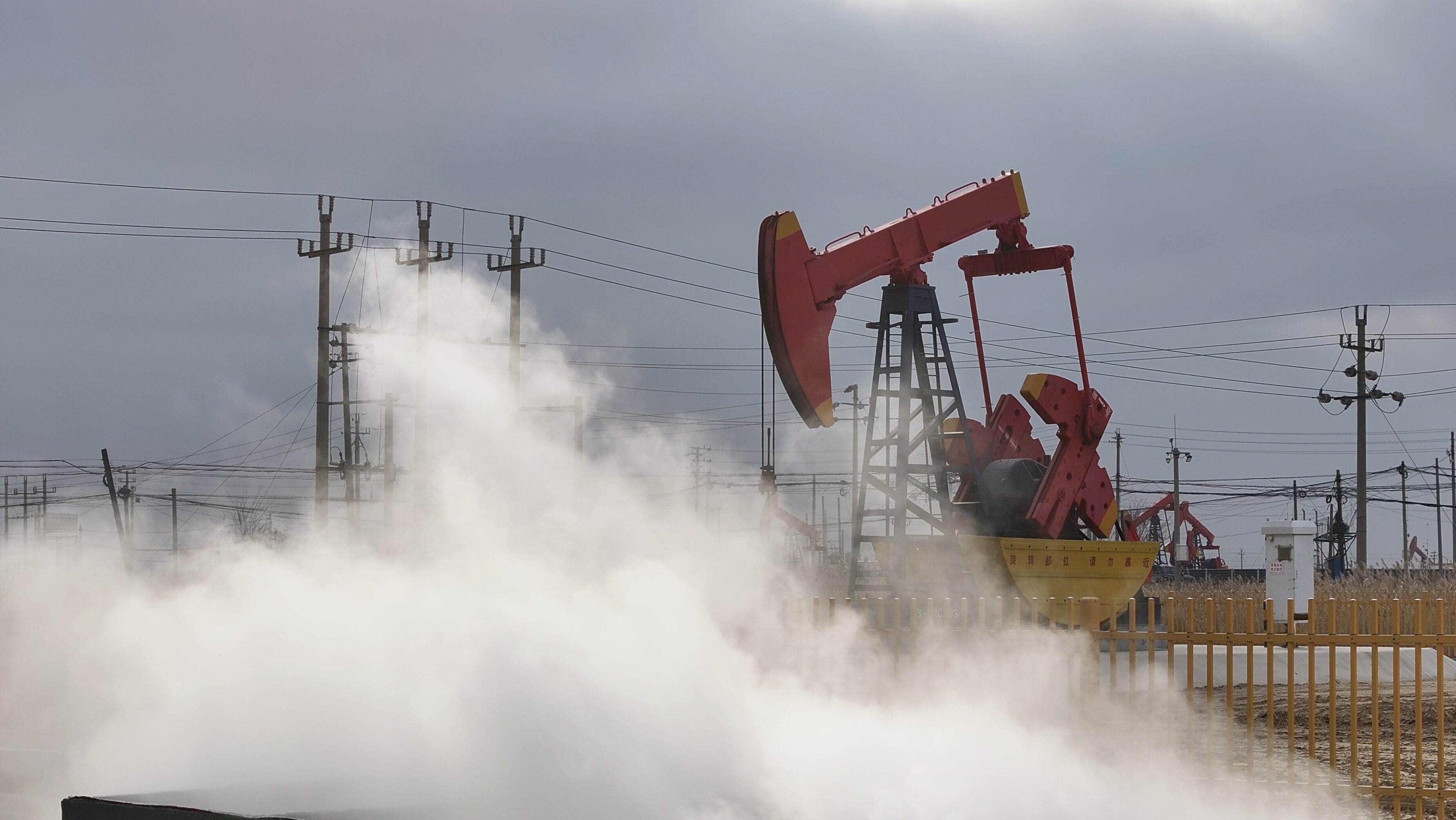 在胜利油田孤东采油厂,来自地下3200米深处的采出液余热成功替代传统燃气供热。图为:地热井产能测试及水质分析现场.jpg 在胜利油田孤东采油厂,来自地下3200米深处的采出液余热成功替代传统燃气供热。图为:地热井产能测试及水质分析现场.jpg